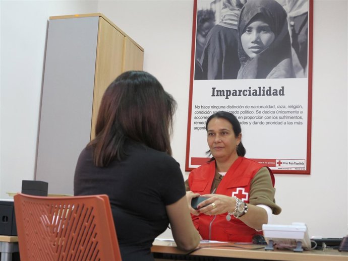 Una mujer solicita el servicio de Cruz Roja