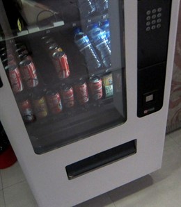 Máquina de bebidas, refrescos, botellas, verano