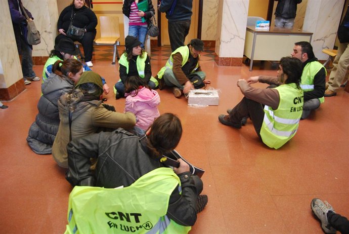 Miembros de CNT en el interior de la oficina de Ecyl de la calle Villabáñez