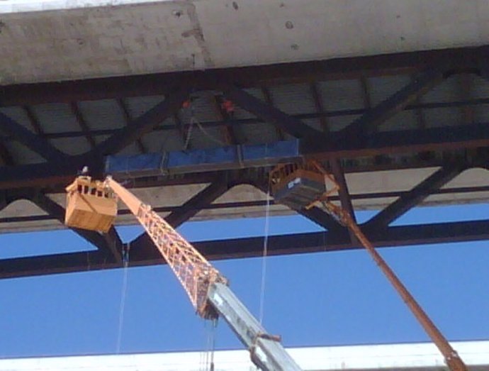 Inicio de la colocación de la nueva pieza en el viaducto de Contreras de la A-3.