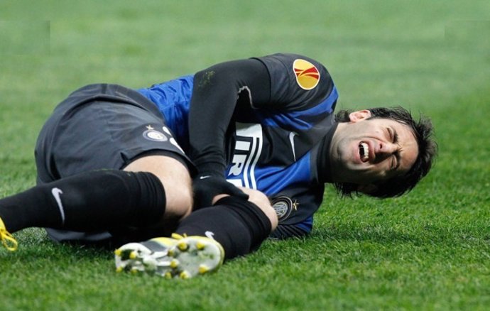 Diego Milito en el momento de su lesión de cruzado