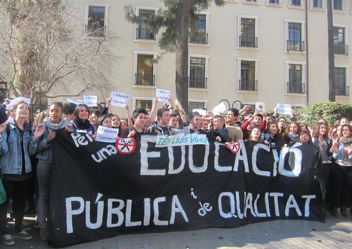 Algunos de los estudiantes concentrados frente al IES LLuis Vives