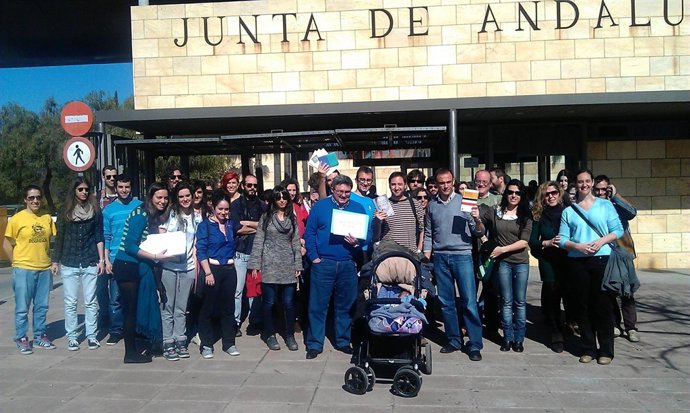 Estudiantes de Filosofía en Sevilla, ante la sede de la Consejería de Educación
