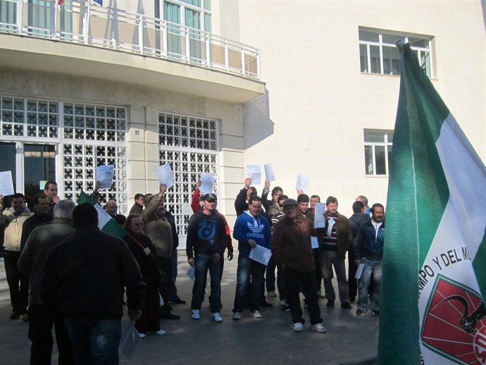 Personas multadas por Ayuntamiento de Jódar y Subdelegación protestan.