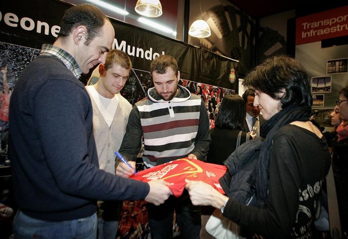 Hombrados, Aguinagalde y Cañellas en un acto