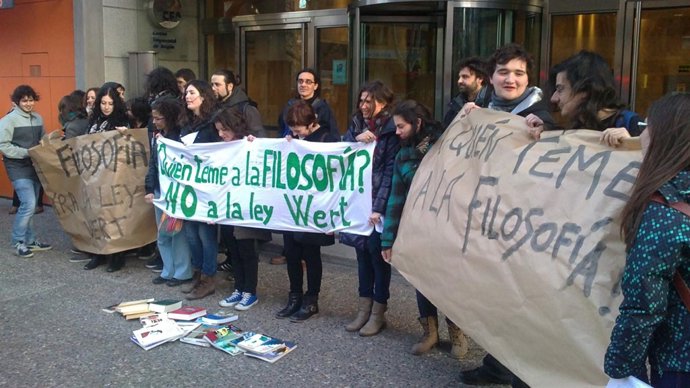 Concentración en Zaragoza en defensa de la Filosofía