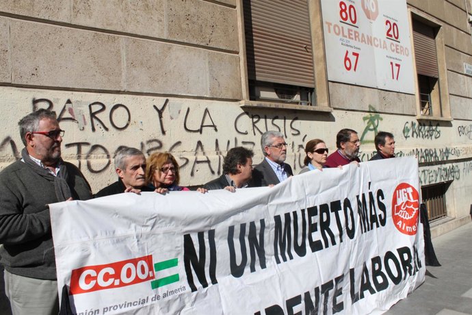 Concentración de UGT y CCOO por la muerte de un trabajador