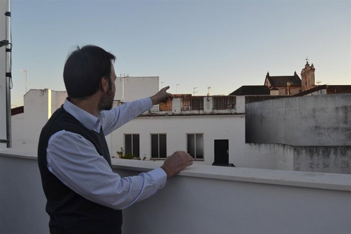 Señala alturas (superiores) en dirección a la parroquia de San Francisco