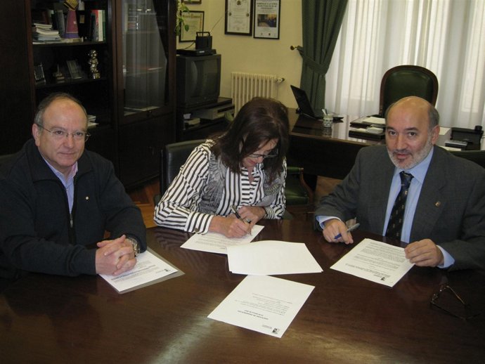Firma del convenio entre Ayuntamiento de Calatayud y Cruz Roja