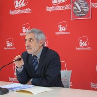 Llamazares pide la destitución de la ministra de Sanidad