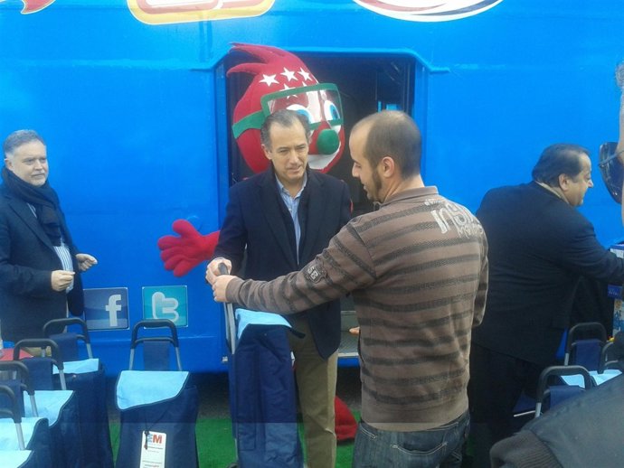 Ossorio en la entrega de los carritos.