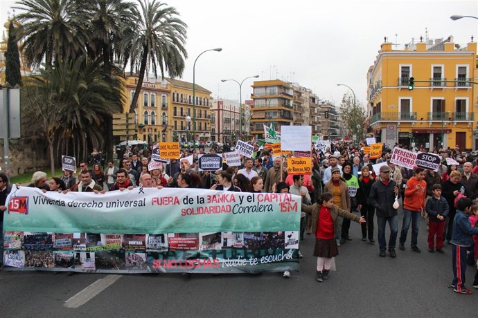 Manifestación contra los desahucios en Sevilla a la altura del Parlamento