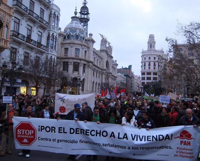 Cabecera de la manifestación contra los desahucios en Valencia