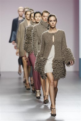 Foto de un momento en la pasarela de la Mercedes-Benz Fashion Week Madrid