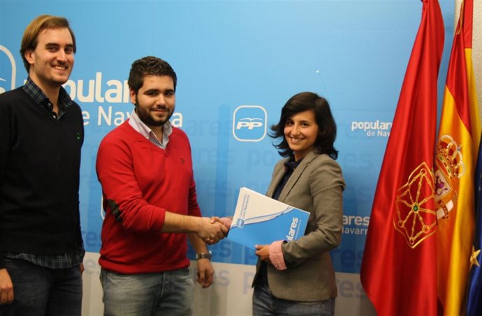 Casandra Rodríguez entrega sus avales.