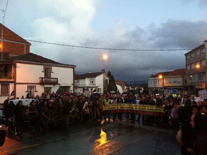 Manifestación contra la mina de Corcoesto