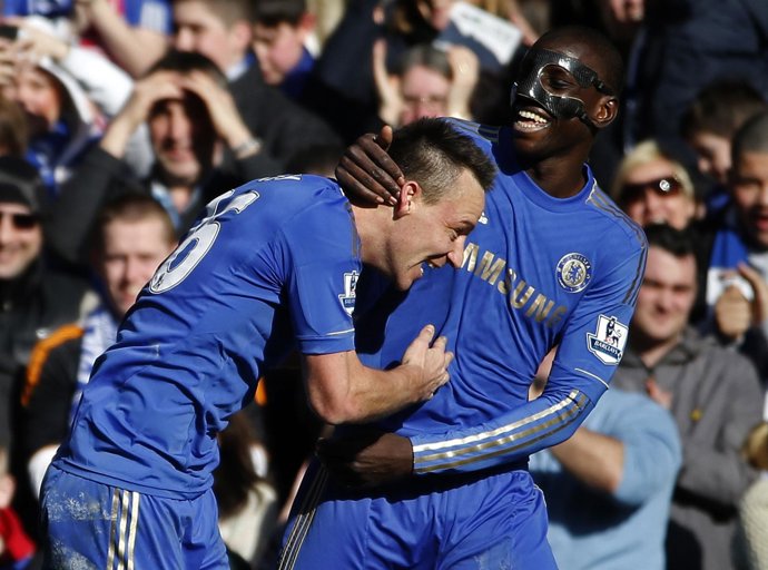 John Terry y Demba Ba celebran un gol del Chelsea