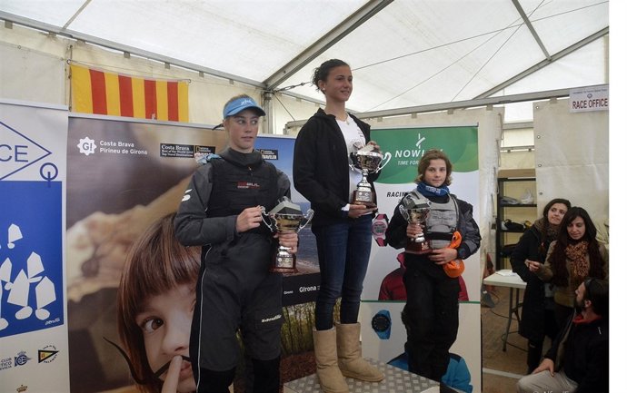  Paula Igual En Lo Más Alto Del Podio En Categoría Femenina Palamós Optimist