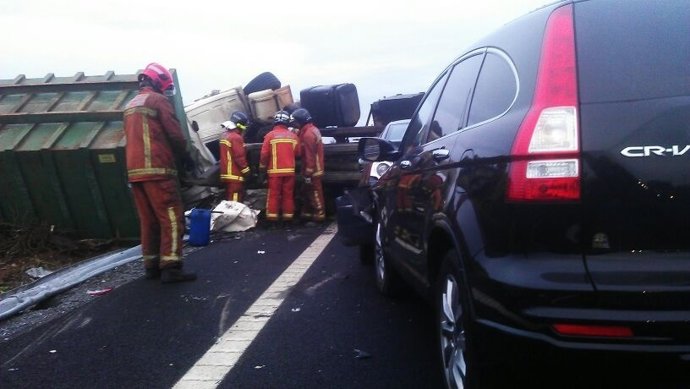 Accidente por el vuelco de un camión en la A-49.