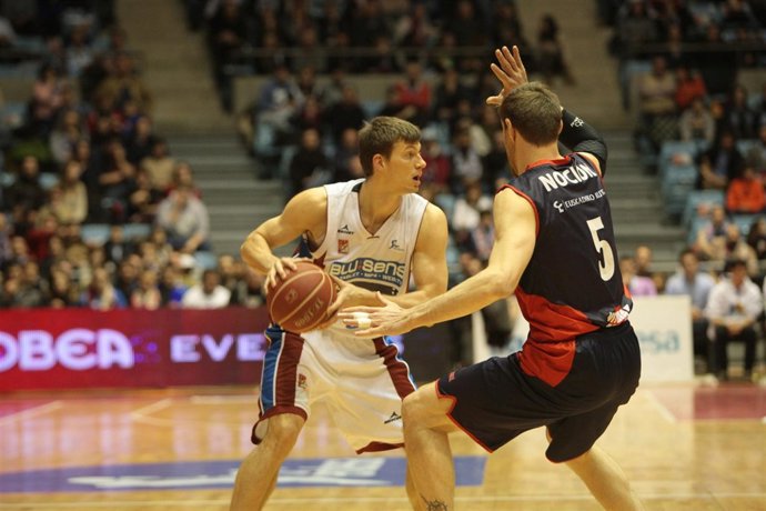 Blusens Monbus gana al Caja Laboral