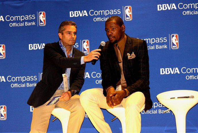 El consejero delegado de BBVA, Ángel Cano, con Kevin Durant