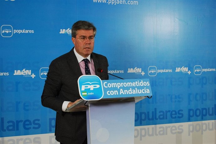 El presidente del PP de Jaén, José Enrique Fernández de Moya, en rueda de prensa