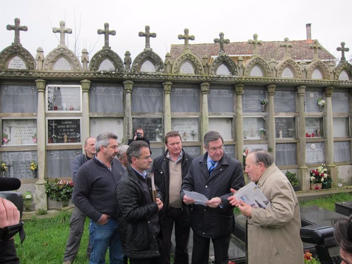 Ángel Currás, alcalde de Santiago, visita Lavacolla