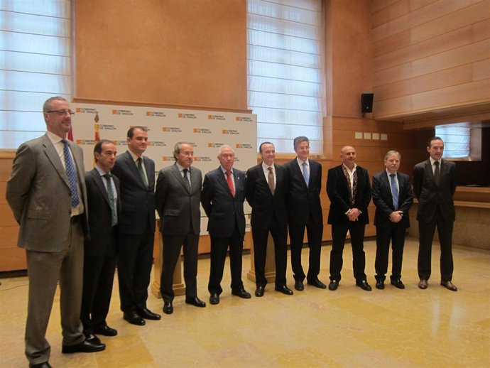 Firma del convenio entre la Fundación Aragón Invierte y consultoras.