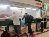 Decenas de pasajeros afectados por la huelga en Iberia buscan alternativas en Barajas