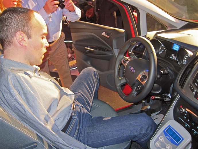 David Rivas explica el mecanismo del coche adaptado durante la presentación