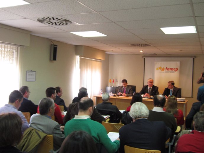 Reunión del consejero Antonio Suárez con la FAMCP en su sede en Zaragoza