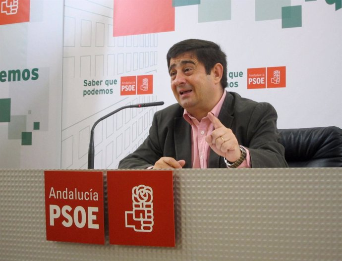 El secretario general del PSOE de Jaén, Francisco Reyes, en la rueda de prensa.