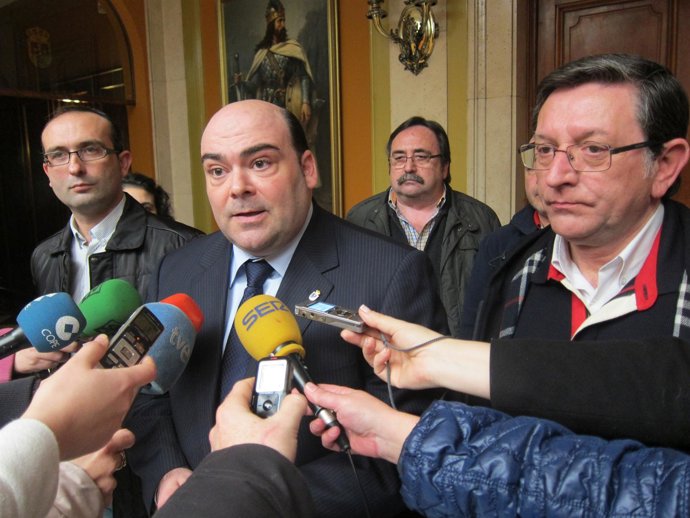 Por la izquierda, Manzano, Caunedo y Donaire, atienden a los medios.