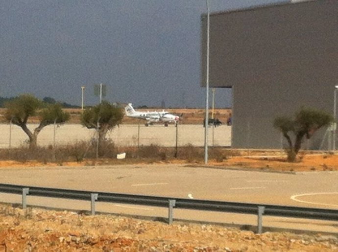Avioneta de prueba sobre la pista del aeropuerto de Castellón