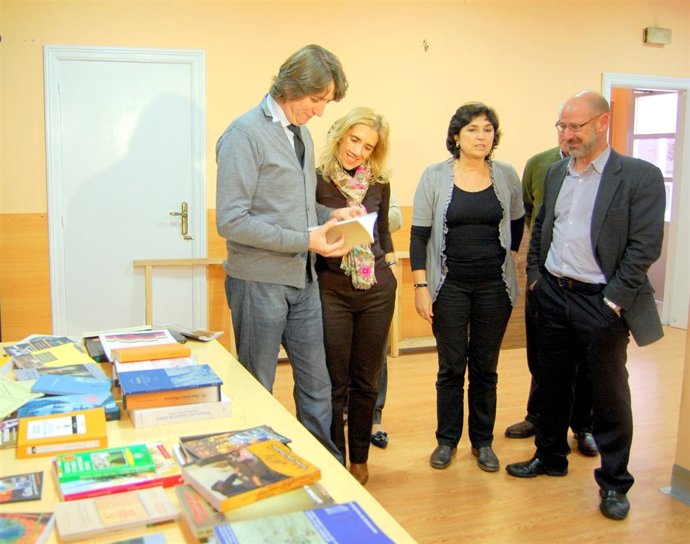 El alcalde (I) en la inauguración del Banco de Libros