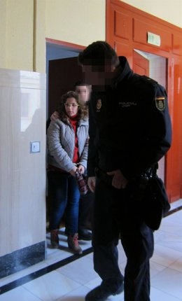 La acusada siendo conducida a la sala de vistas hoy