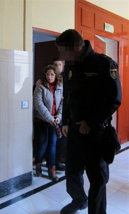 La acusada siendo conducida a la sala de vistas hoy