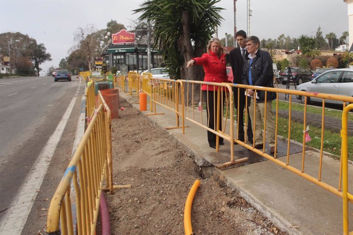 Angeles Muñoz visita las obras de Gas Natural en Marbella