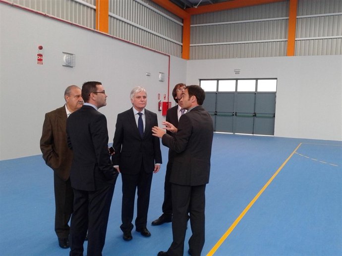 Consejero canario de Educación, José Miguel Pérez (centro)