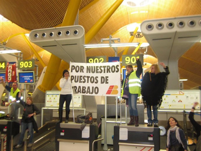 Trabajadores de Iberia en la T4