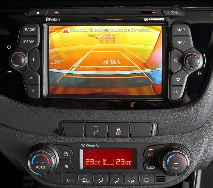 Detalles Interior Nuevo Kia Cee'd Cinco Puertas - Volante, GPS, Cuentakilómetros