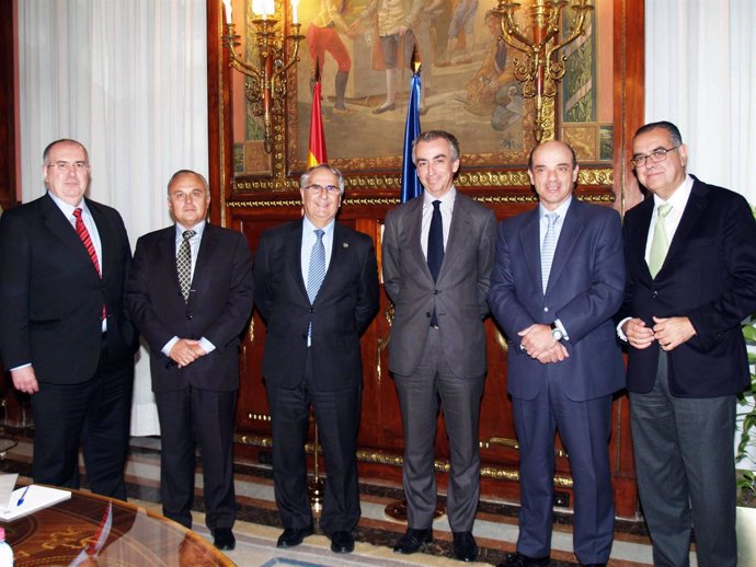 Secretario de Estado de Hacienda, Miguel Ferre, con empresarios canarios