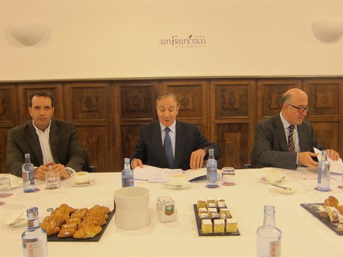 El presidente de Egasa, José González, en el centro