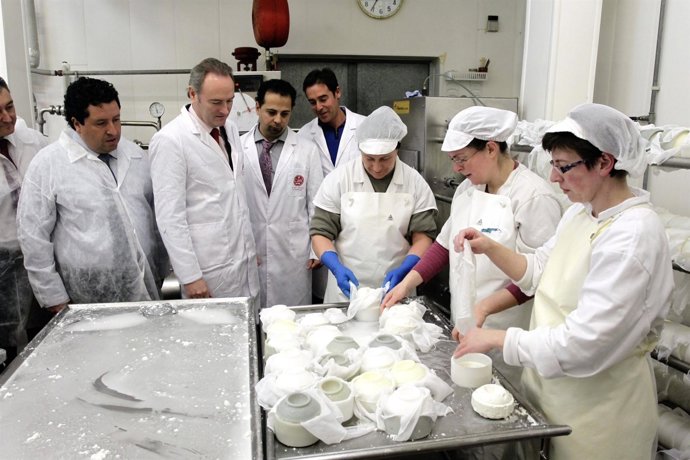 Fabra visita una quesería en Catí