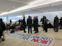 Trabajadores de artes escénicas se encierran en el Gaiás para pedir al conselleiro de Cultura diálogo sobre el sector