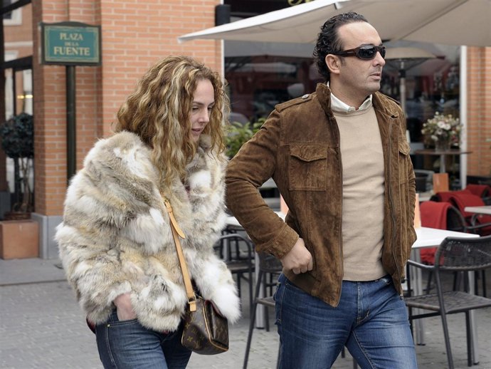 La pareja a la salida de un restaurante