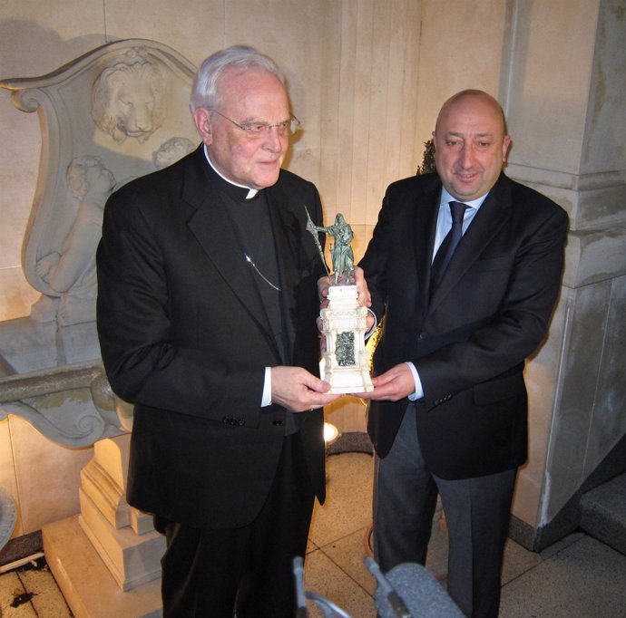 Monseñor Carlos Amigo recibe el galardón de manos de Jaime Alonso Lasheras