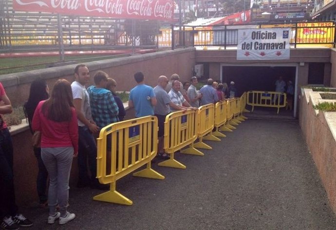 Colas para recoger la entrada para la Gala Drag del Carnaval de Maspalomas