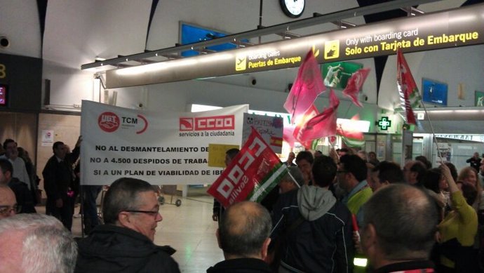 Concentración de trabajadores de Iberia en el aeropuerto de Sevilla.