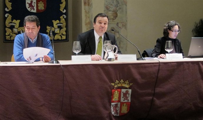 Alonso, en el centro, acompañado por Ibáñez de la Peña y Miguel Ángel Varela